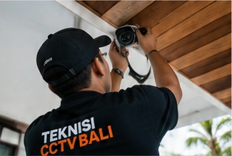 Ilustrasi teknisi memasang kamera CCTV di bawah atap